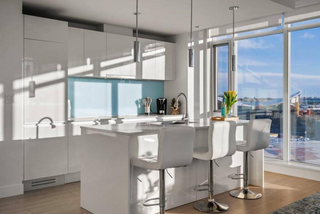 Luxury Apartment On The 9Th Floor Near Stampede, Complimentary Wine, 2 Car Ug Parking Calgary Bagian luar foto