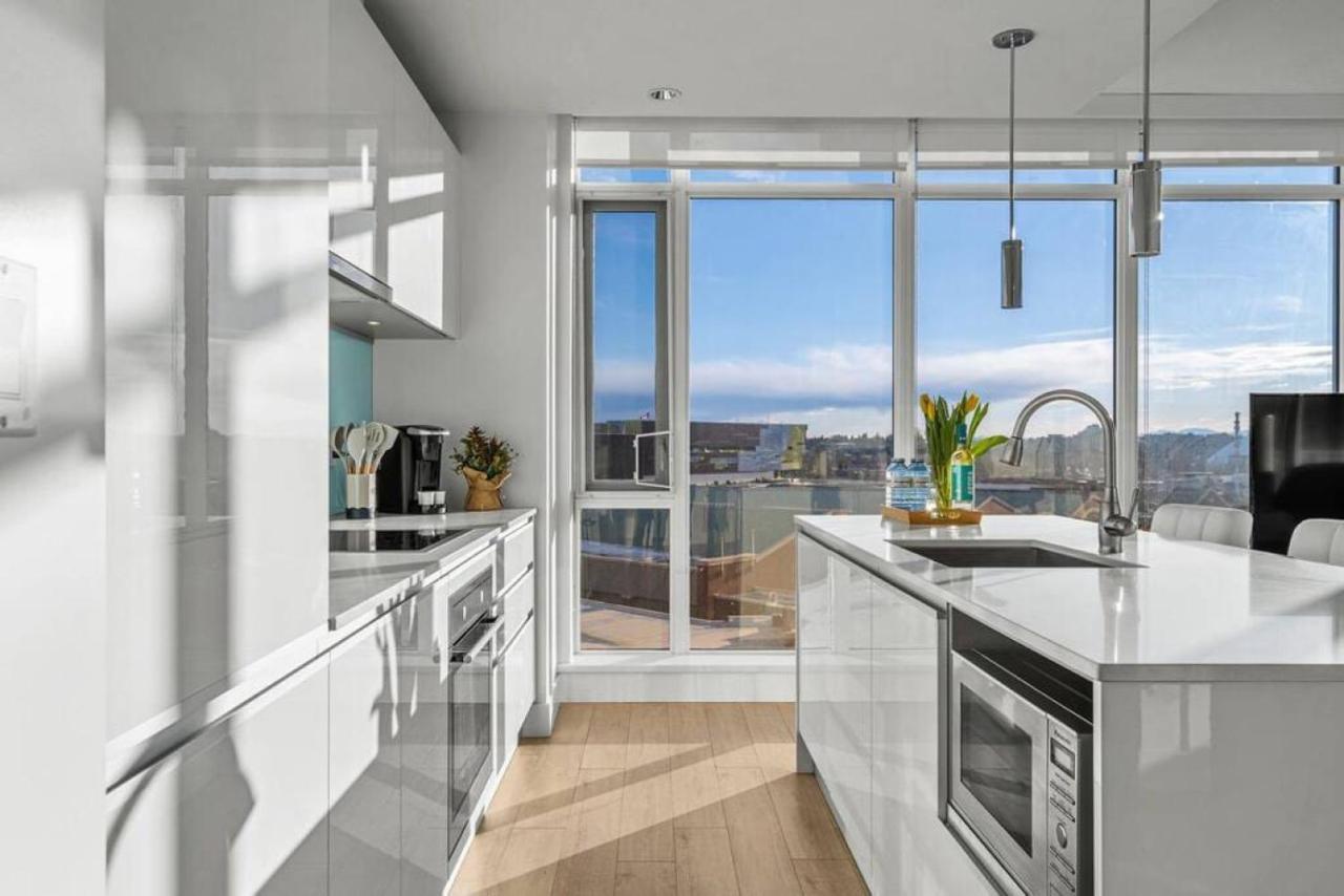 Luxury Apartment On The 9Th Floor Near Stampede, Complimentary Wine, 2 Car Ug Parking Calgary Bagian luar foto