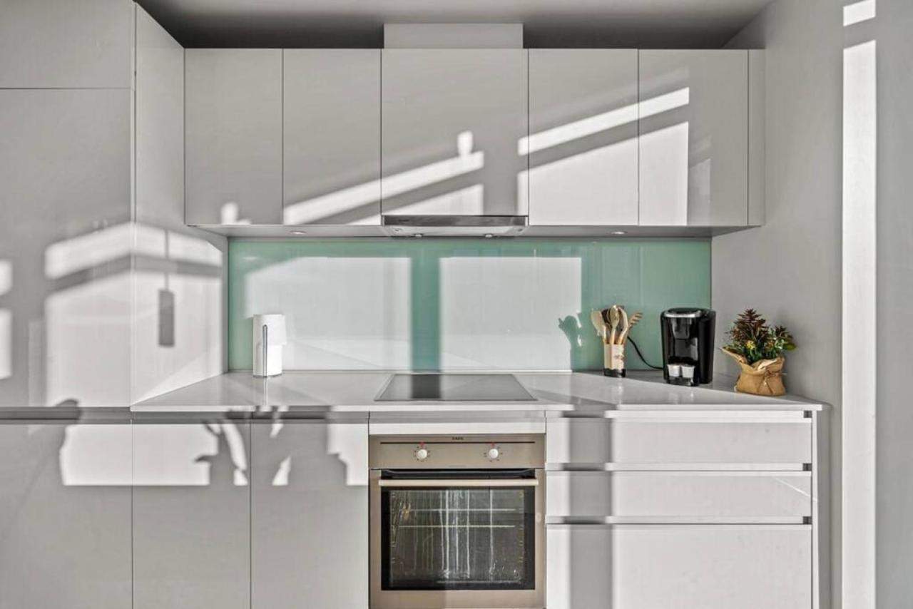 Luxury Apartment On The 9Th Floor Near Stampede, Complimentary Wine, 2 Car Ug Parking Calgary Bagian luar foto