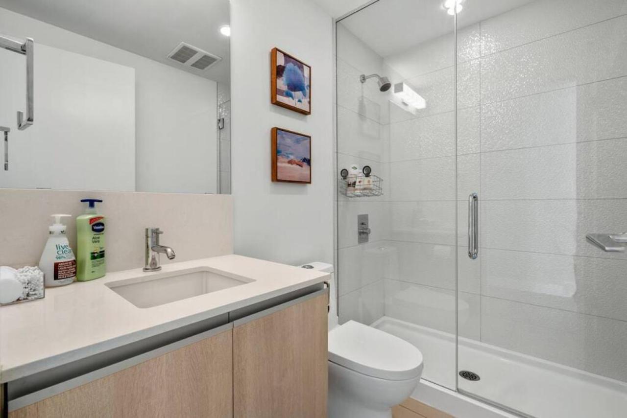 Luxury Apartment On The 9Th Floor Near Stampede, Complimentary Wine, 2 Car Ug Parking Calgary Bagian luar foto