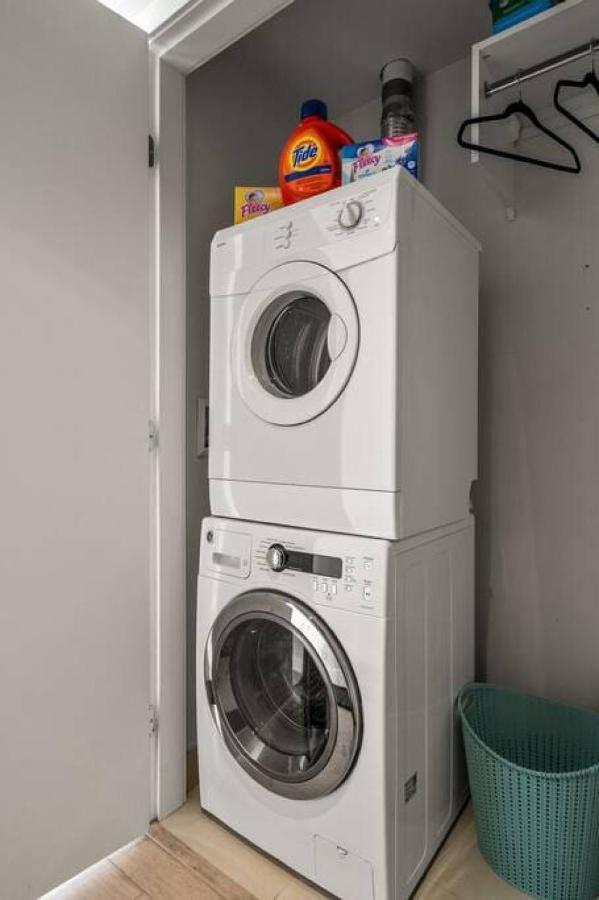 Luxury Apartment On The 9Th Floor Near Stampede, Complimentary Wine, 2 Car Ug Parking Calgary Bagian luar foto