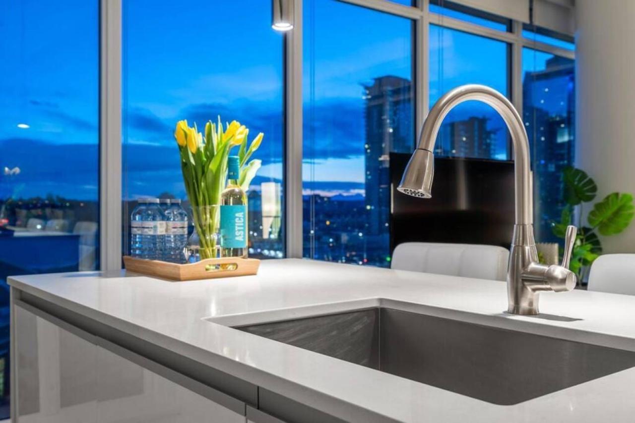 Luxury Apartment On The 9Th Floor Near Stampede, Complimentary Wine, 2 Car Ug Parking Calgary Bagian luar foto
