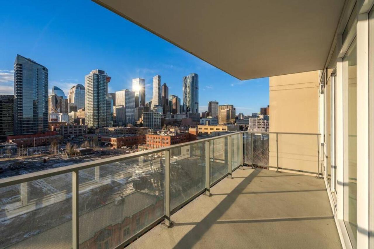Luxury Apartment On The 9Th Floor Near Stampede, Complimentary Wine, 2 Car Ug Parking Calgary Bagian luar foto