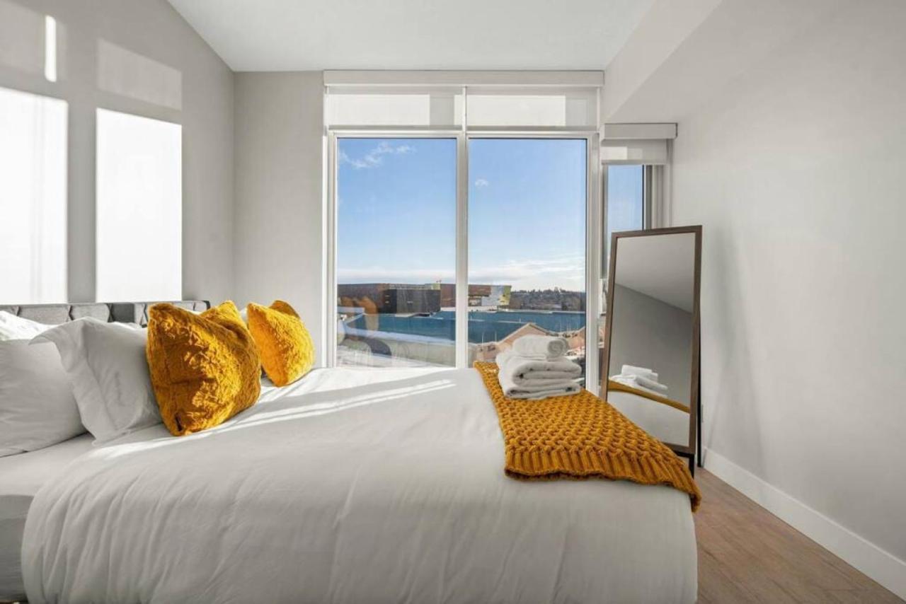 Luxury Apartment On The 9Th Floor Near Stampede, Complimentary Wine, 2 Car Ug Parking Calgary Bagian luar foto