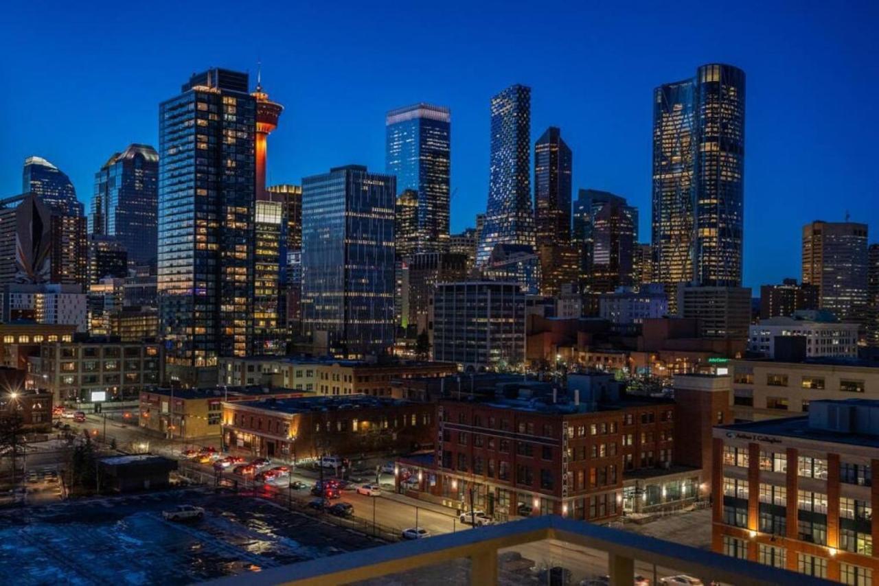 Luxury Apartment On The 9Th Floor Near Stampede, Complimentary Wine, 2 Car Ug Parking Calgary Bagian luar foto