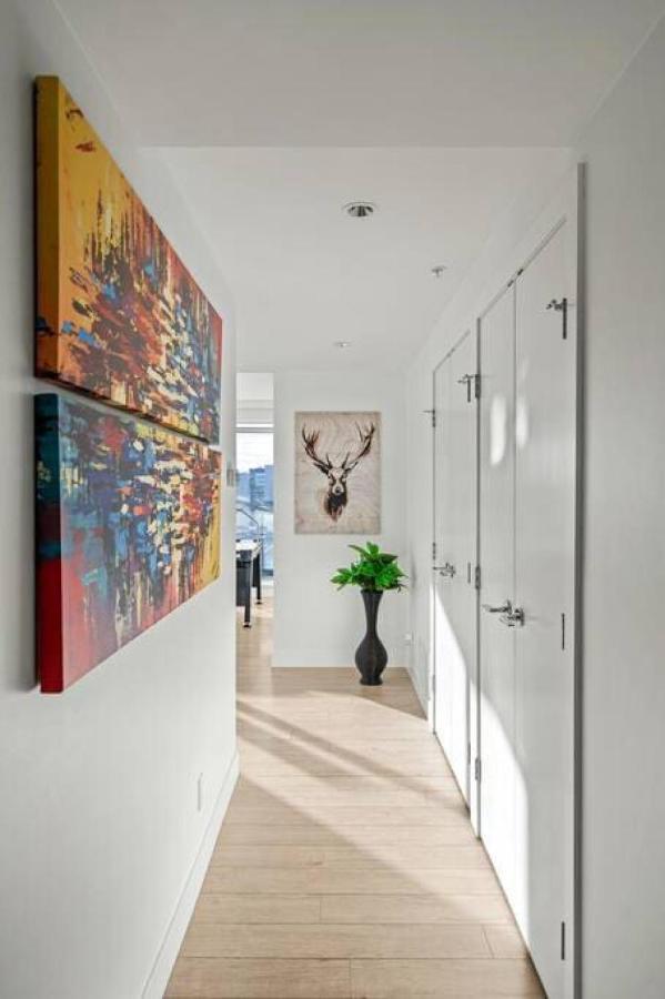 Luxury Apartment On The 9Th Floor Near Stampede, Complimentary Wine, 2 Car Ug Parking Calgary Bagian luar foto