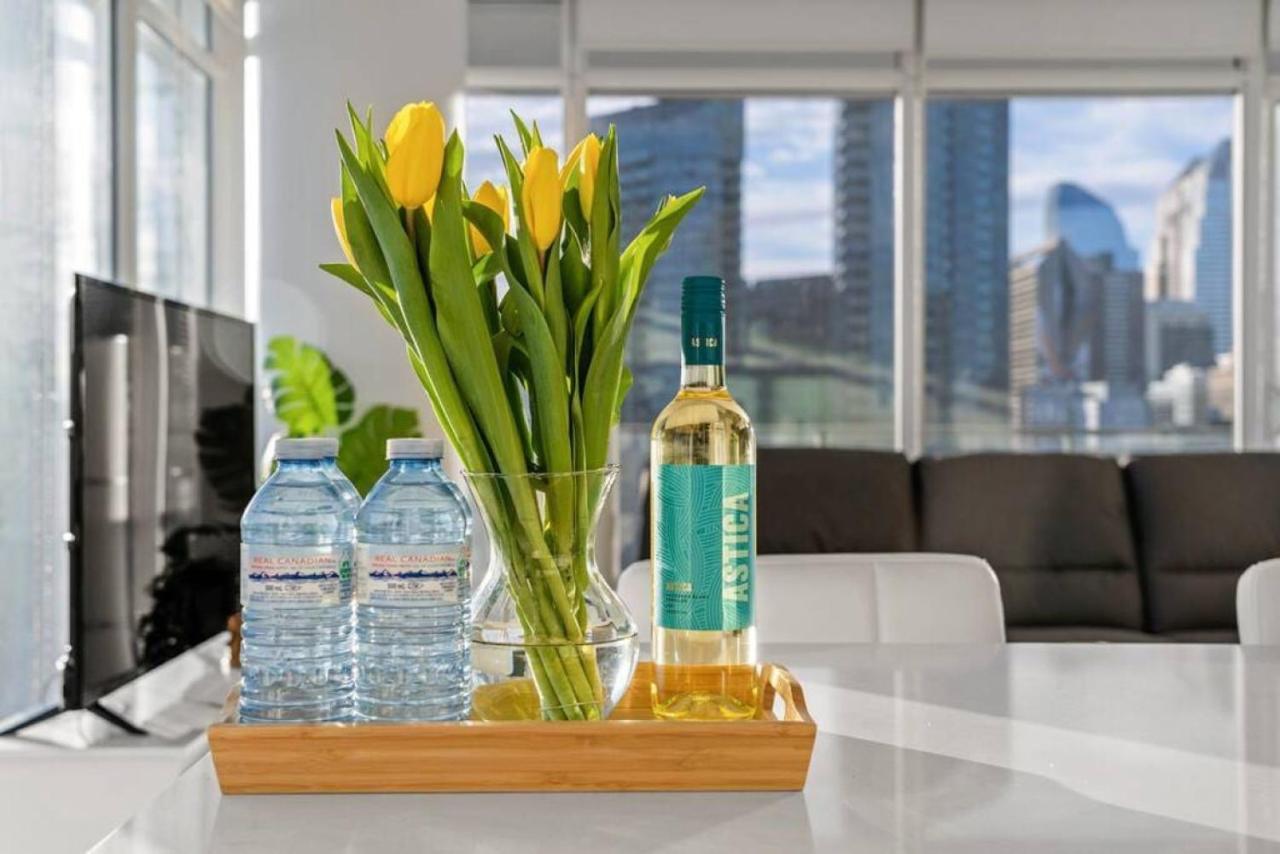 Luxury Apartment On The 9Th Floor Near Stampede, Complimentary Wine, 2 Car Ug Parking Calgary Bagian luar foto