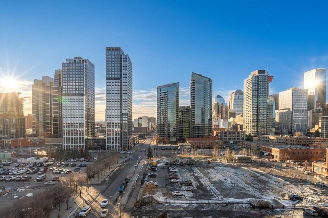 Luxury Apartment On The 9Th Floor Near Stampede, Complimentary Wine, 2 Car Ug Parking Calgary Bagian luar foto