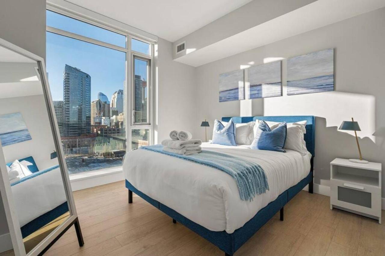 Luxury Apartment On The 9Th Floor Near Stampede, Complimentary Wine, 2 Car Ug Parking Calgary Bagian luar foto