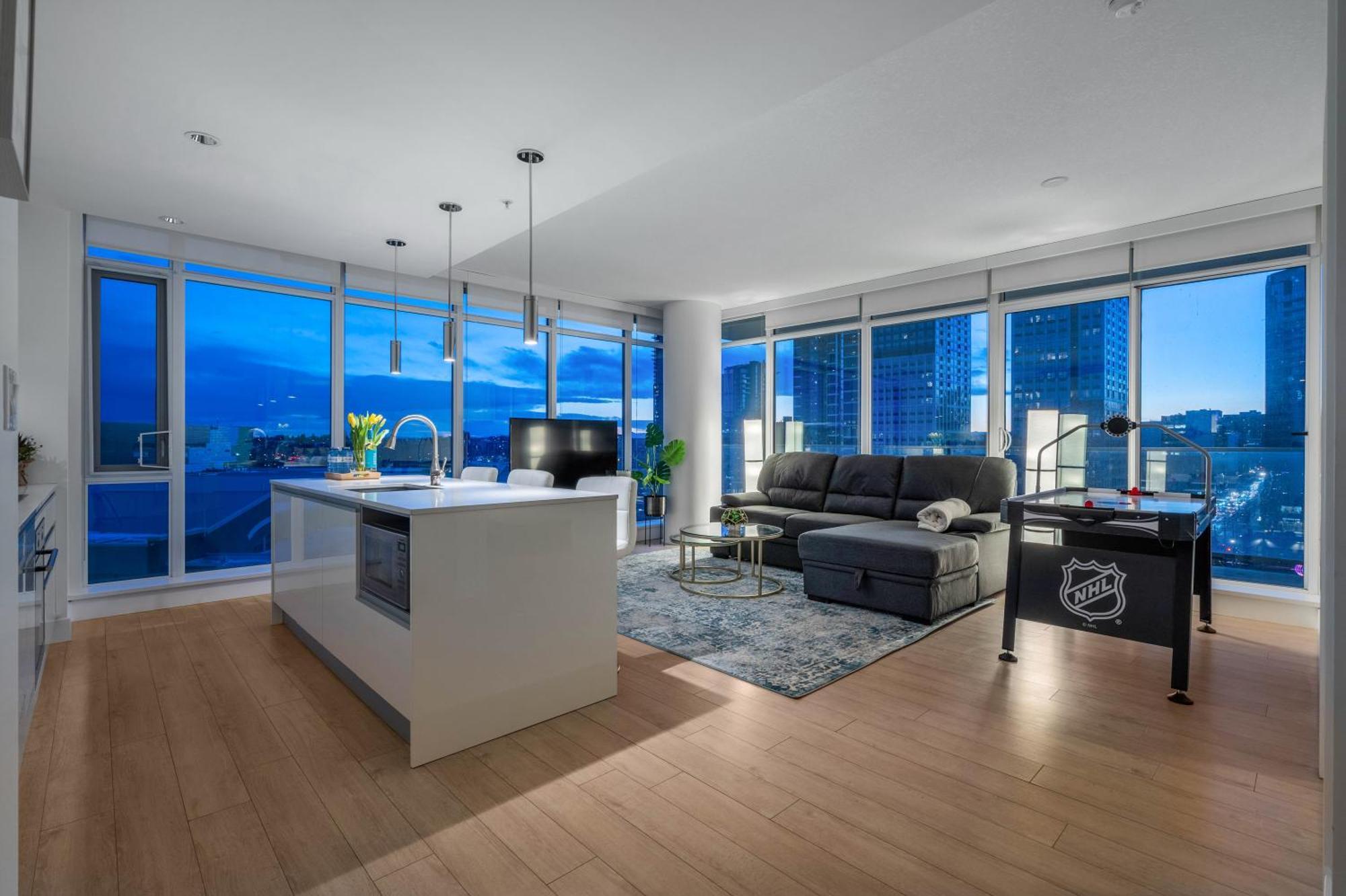 Luxury Apartment On The 9Th Floor Near Stampede, Complimentary Wine, 2 Car Ug Parking Calgary Bagian luar foto