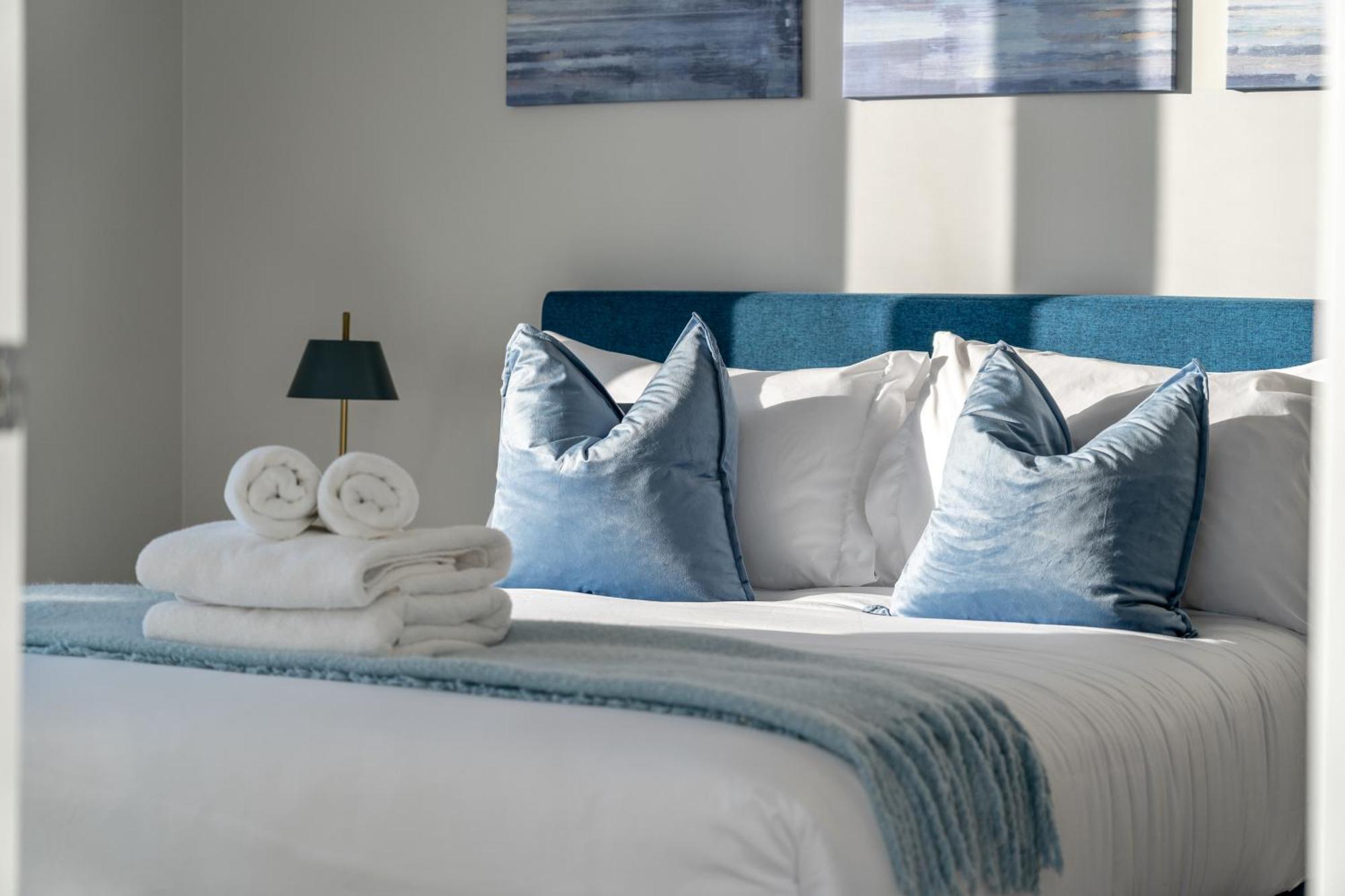 Luxury Apartment On The 9Th Floor Near Stampede, Complimentary Wine, 2 Car Ug Parking Calgary Bagian luar foto